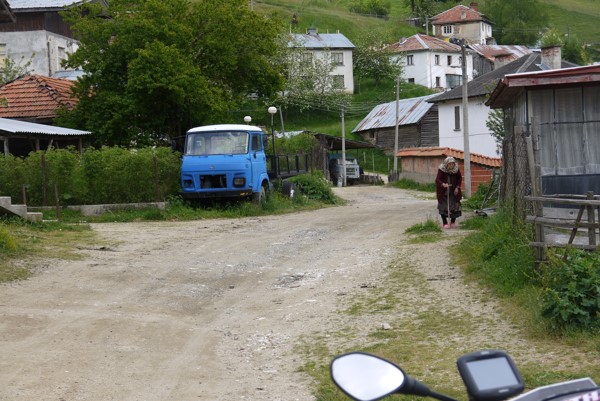 Bulgarien,Dorfstrasse Buynovo, Frau