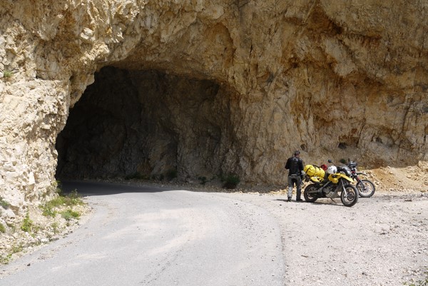 Montenegro, Durmitor-Nationalpark, bei Pluzine, Tunnel, Nuda RR, BMW