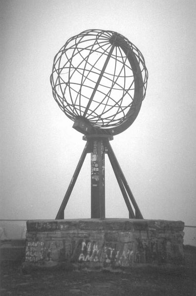 Nordkapp Denkmal im Nebel