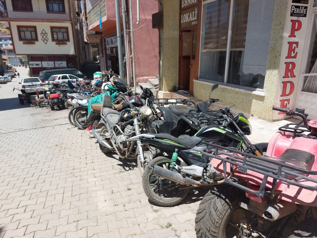 Motoradwerkstatt in Ispir - könnte aber überall in der Türei sein