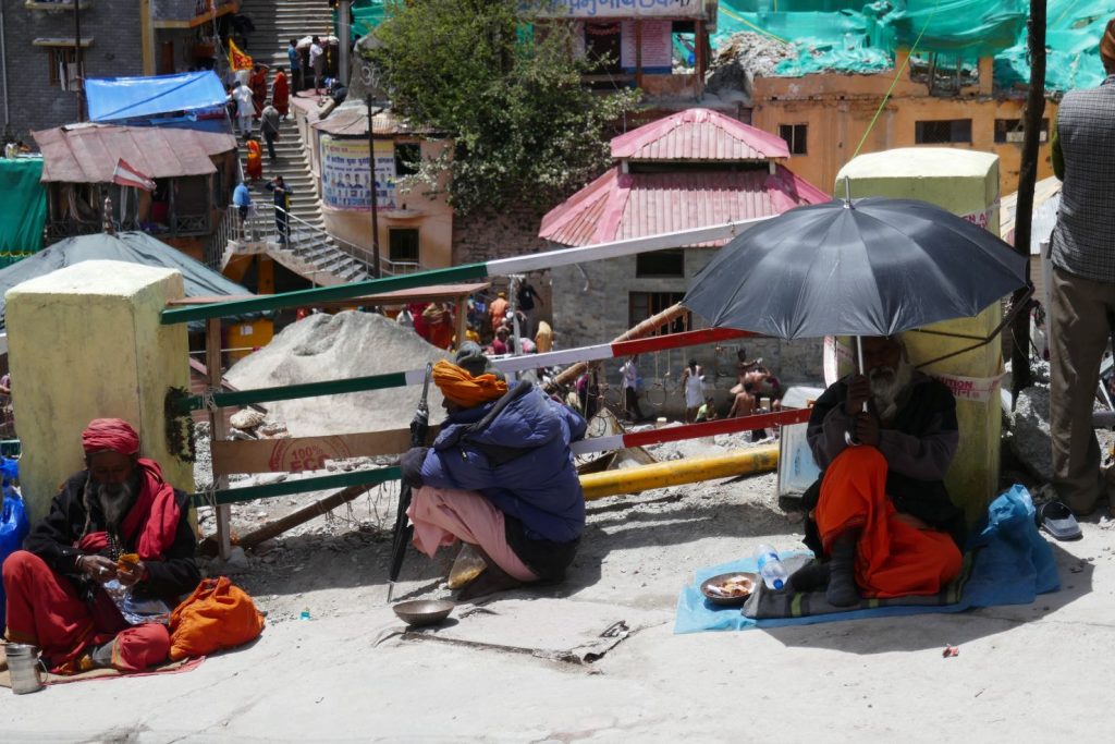 Badrinath - Bettler auf der Straße zum Tempel