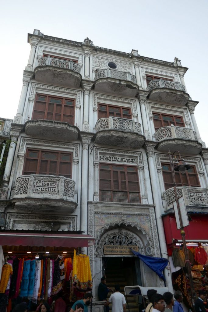 Haridwar - Fassade im Zentrum