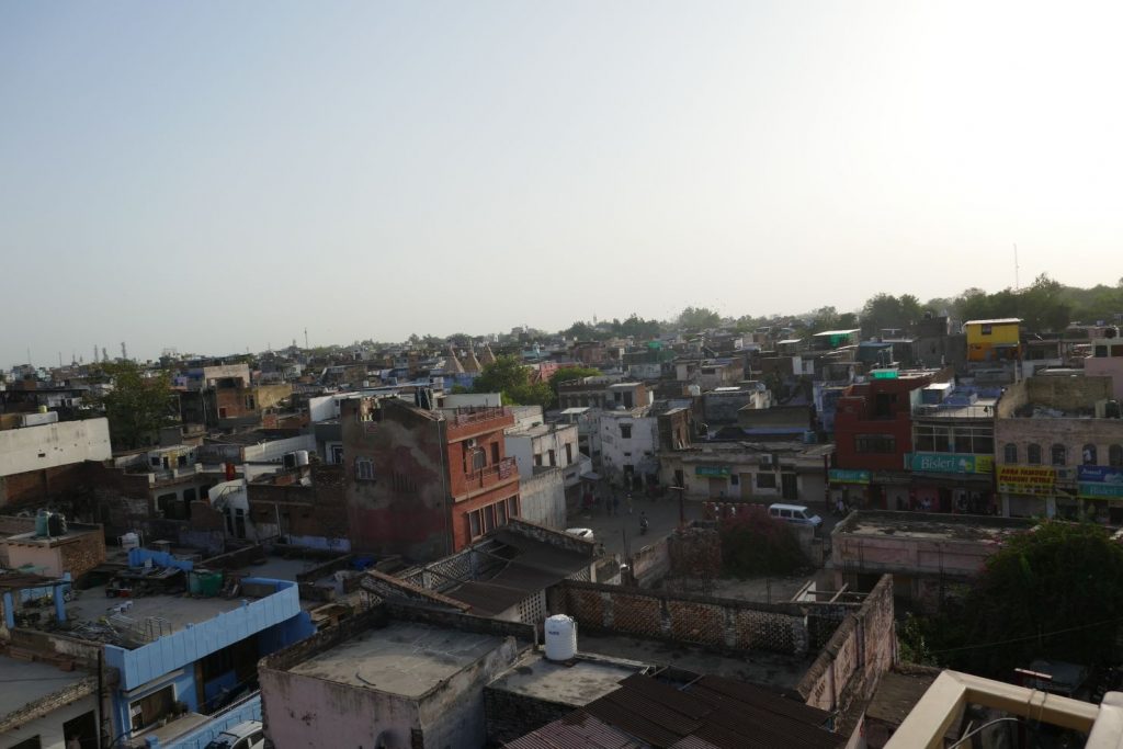 Blick von einem Dachrestaurant auf Agra