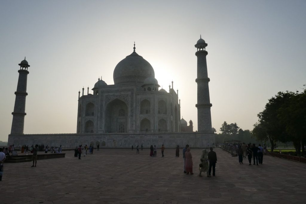 Blick auf den Taj Mahal im Morgenlicht