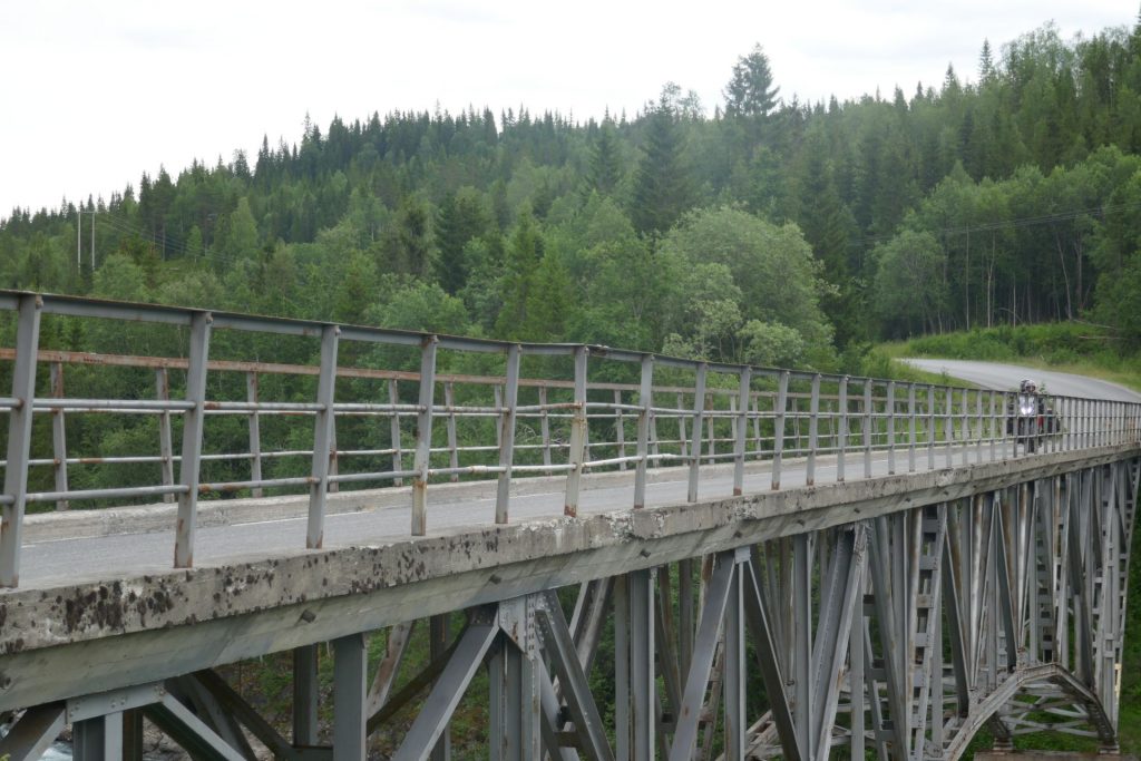 KTM auf Brücke im Børgefjell-Nationalpark