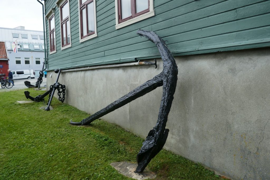 Anker vor dem Arctic Museum (Tromsø)
