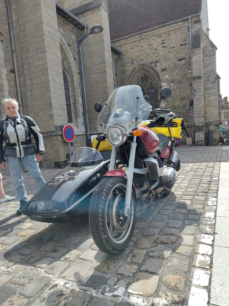 Normandie: Neufchatel-en-Bray; vor der Chapelle Notre Dame