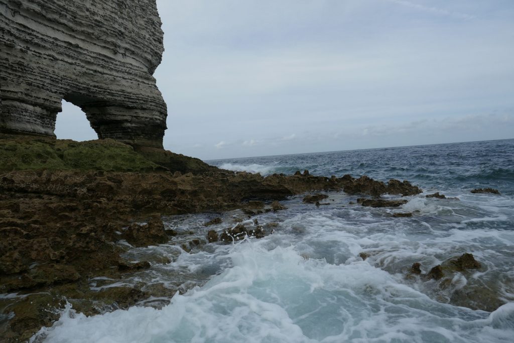 Normandie: Etretat Felsentor mit Klippen