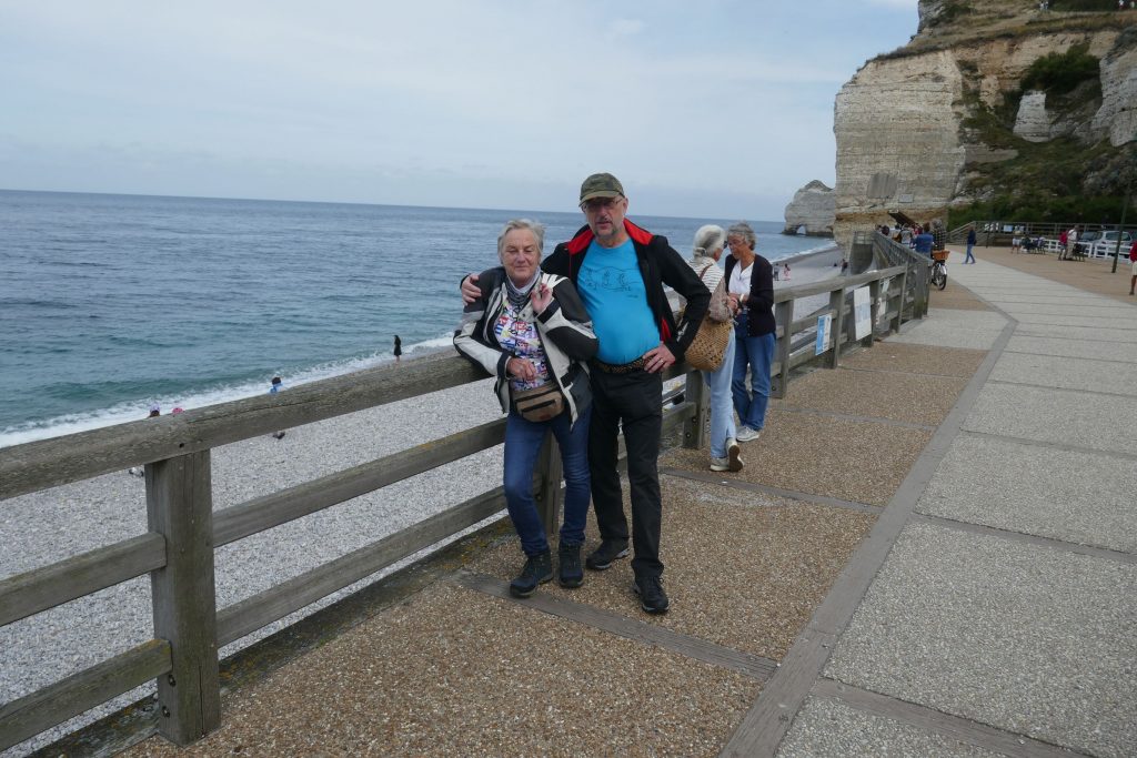 Normandie: Marbie und George in Etretat
