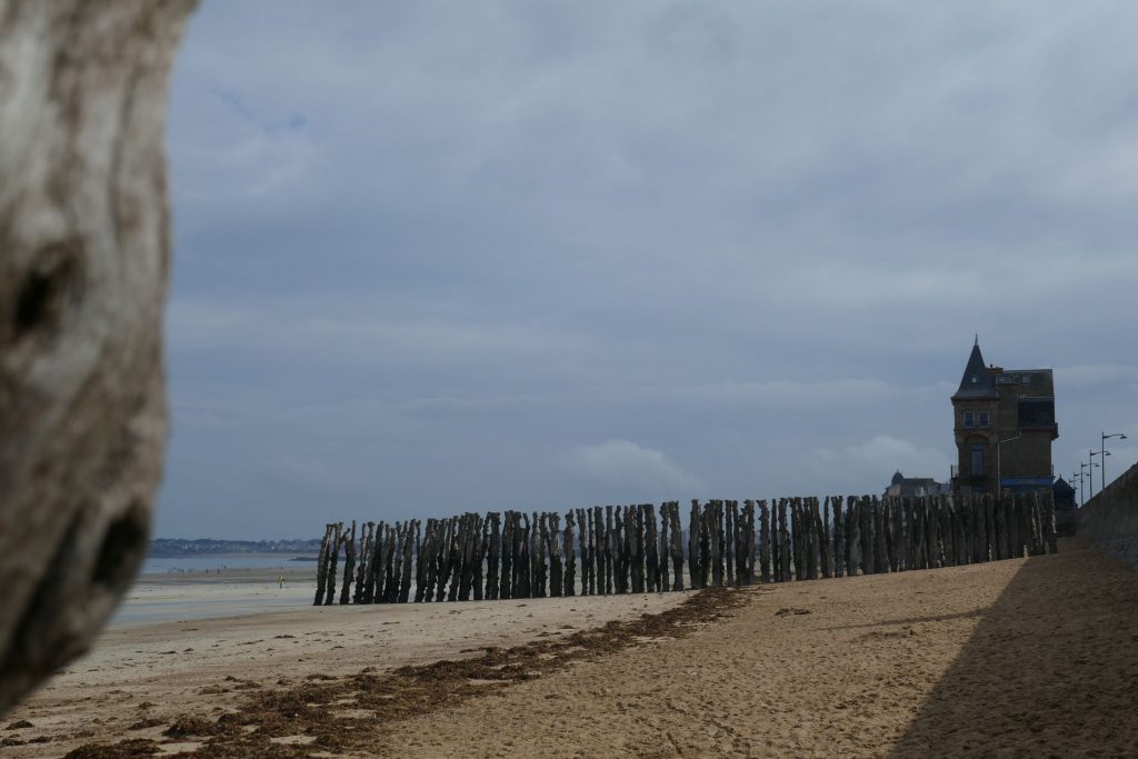 Bretagne: Wellenbrecher am Strand von Saint Malo
