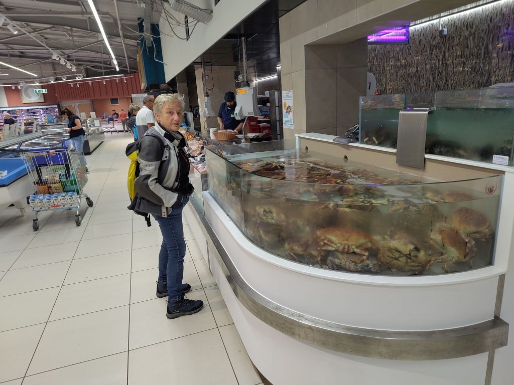 Bretagne. typische Fischtheke im Supermarkt