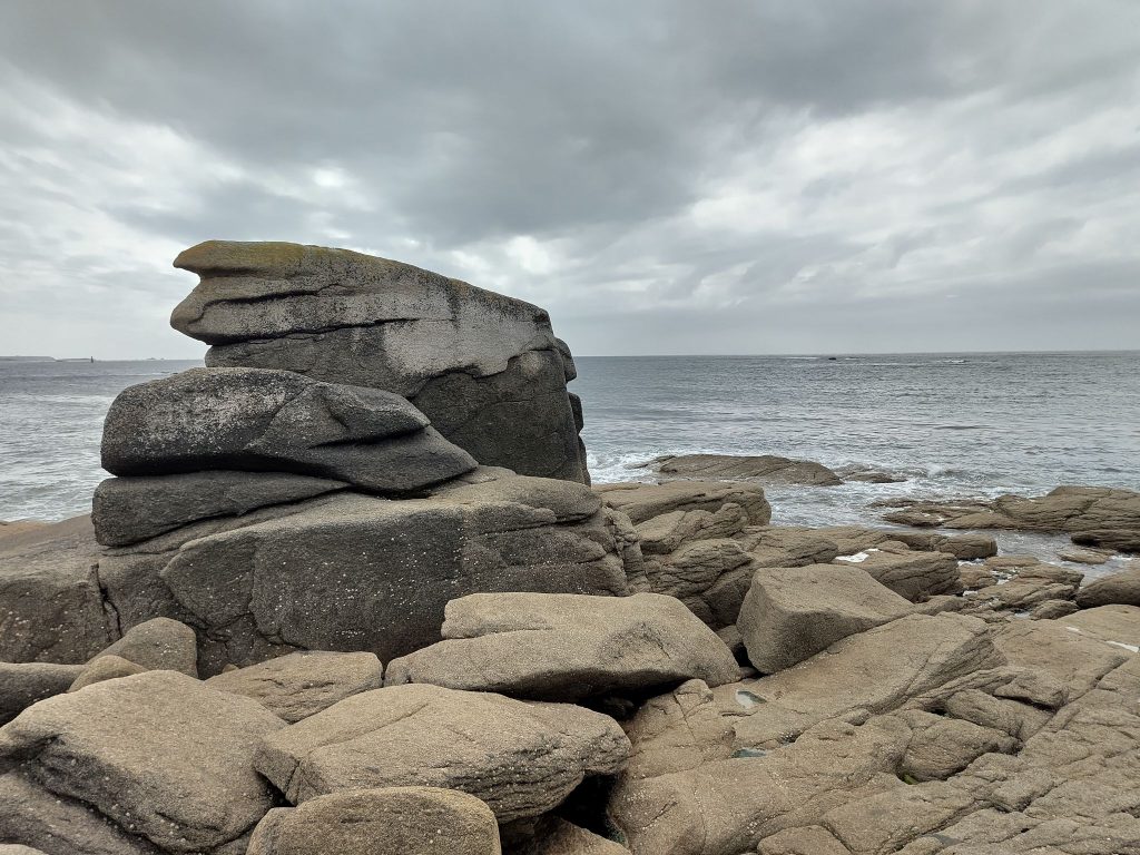 Bretagne: Steinformation an der Melon-Halbinsel