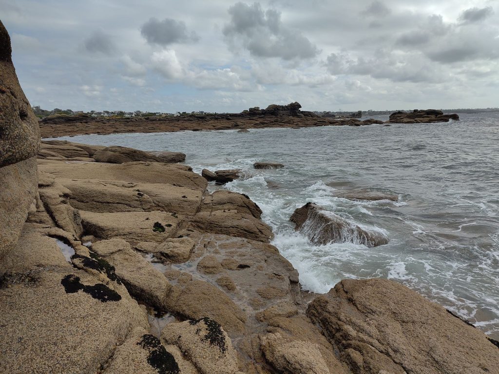 Bretagne: Klippen an der Küste (Melon-Halbinsel)