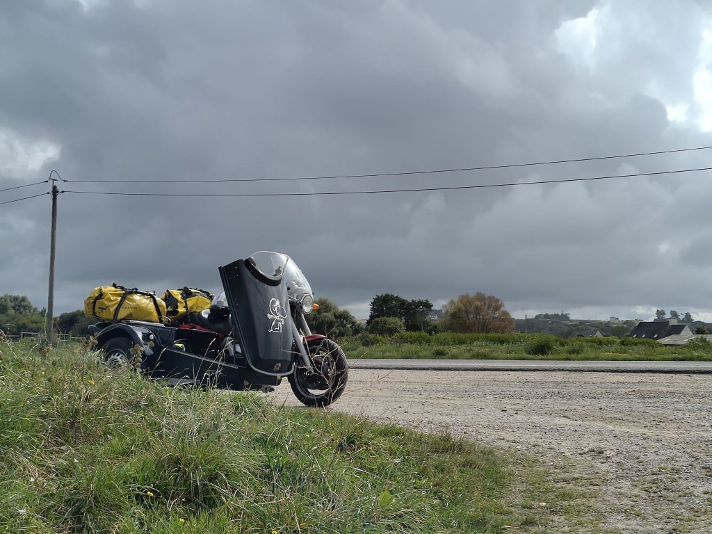 Bretagne: Pause vor Plounevez-Lochrist