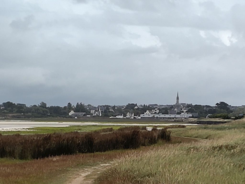 Bretagne: Blick auf Plounevez-Lochrist