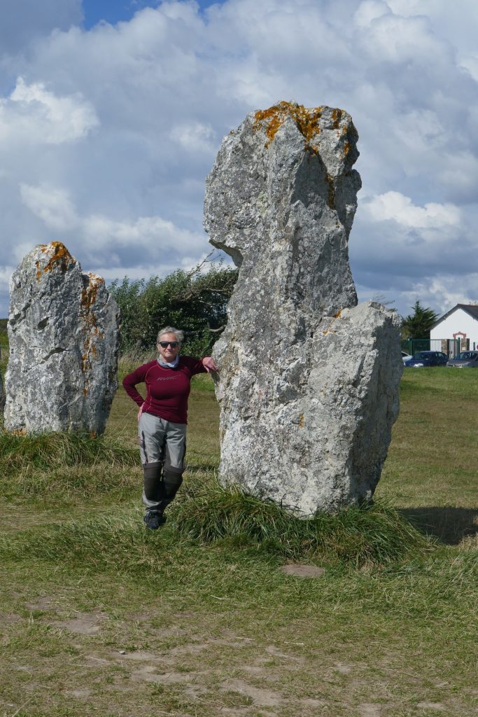 Bretagne: Marbie vor einem der größten Menhire in den Steinreihen von Lagatjar