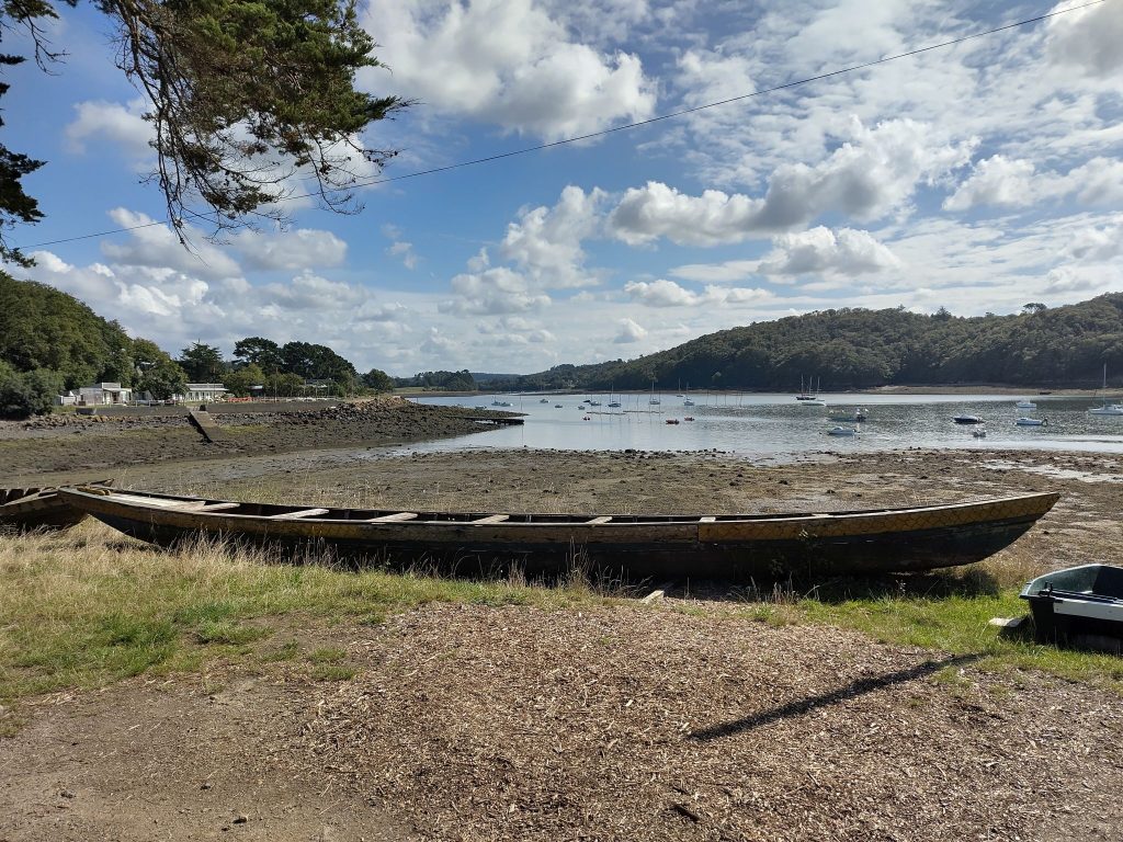 Bretagne: Holzboot an der Küste bei Moulin Mer