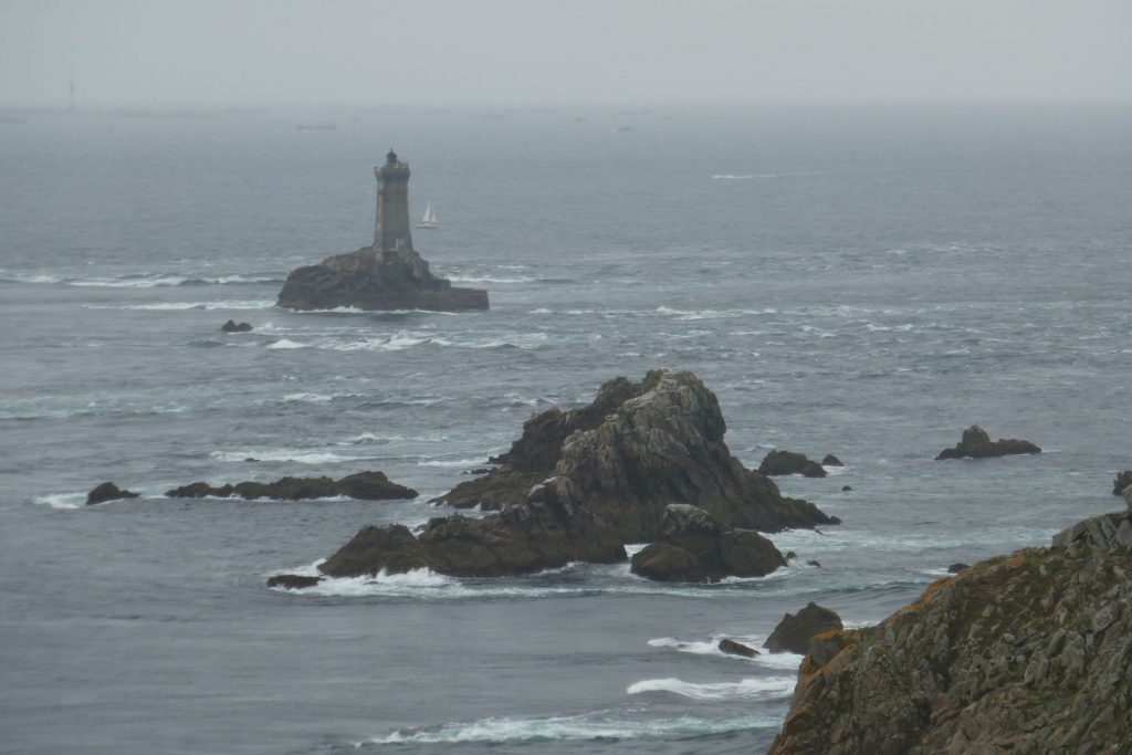 Bretagne: La Pointe du Raz; Blick auf den vorgelagerten Leuchtturm