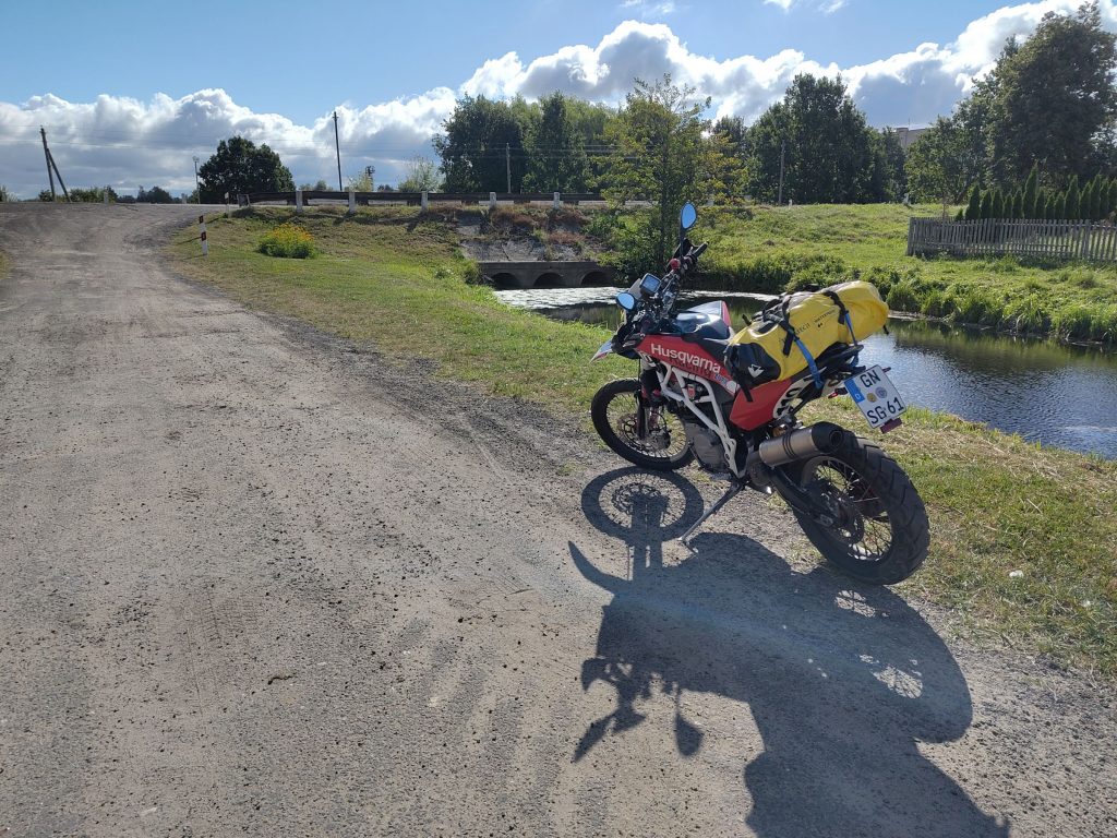 Nuda 900 RR vor idylischer Kulisse in Belarus