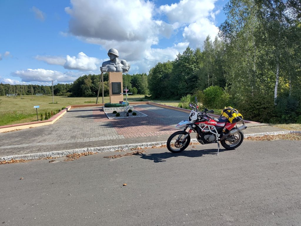 Kriegsdenkmal an belarussischen Straßen Straßen